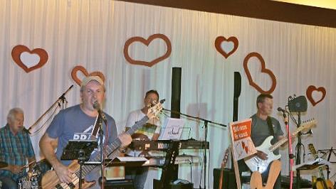 Die Band Rainbow" trug mit mehreren Titeln unter anderem von den "Beatles" und Elvis Presley zum gelungenen Abend bei.
