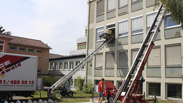 Mit Lastenaufzügen werden die schweren Möbel nach unten transportiert.