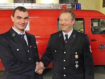 Fabian Heid (links) löst Klaus Schäfer an der Spitze des Untererthaler Feuerwehrvereins ab. Foto: Gerd Schaar