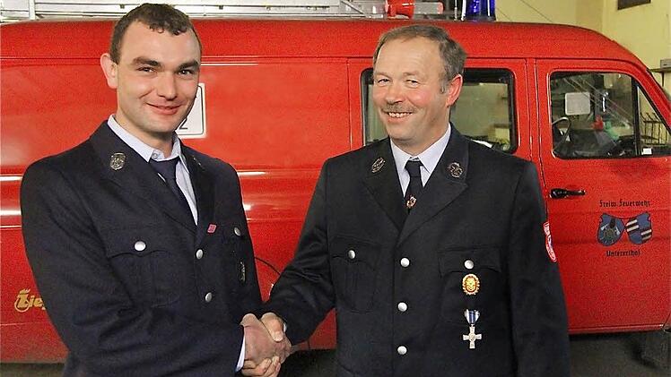 Fabian Heid (links) löst Klaus Schäfer an der Spitze des Untererthaler Feuerwehrvereins ab. Foto: Gerd Schaar