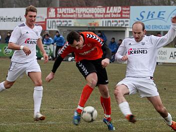 Abwehrspieler Florian Gundelsheimer (rechts, links Andre Karmann) steht dem FC Sand im Schlager gegen den TSV Abtswind nach langer Pause wieder zur Verfügung.