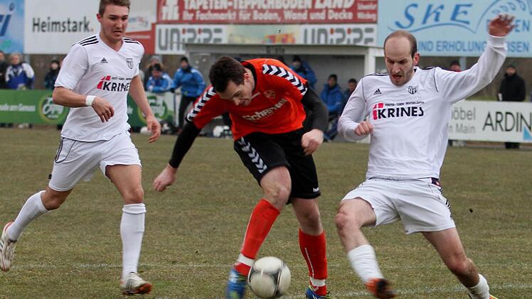 Abwehrspieler Florian Gundelsheimer (rechts, links Andre Karmann) steht dem FC Sand im Schlager gegen den TSV Abtswind nach langer Pause wieder zur Verfügung.