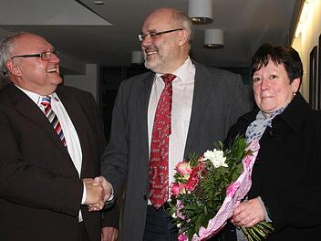 Siegfried Erhard gratulierte im Rathaus seinem bisherigen Stellvertreter Franz Kuhn zur Wahl ins Bürgermeisteramt. Seine Frau Ute Kuhn bekam einen Blumenstrauß. Franz Kuhn setzte sich bei den Oerlenbacher Bürgern durch. Foto: Carmen Schmitt
