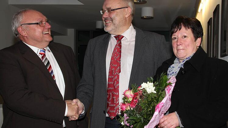 Siegfried Erhard gratulierte im Rathaus seinem bisherigen Stellvertreter Franz Kuhn zur Wahl ins Bürgermeisteramt. Seine Frau Ute Kuhn bekam einen Blumenstrauß. Franz Kuhn setzte sich bei den Oerlenbacher Bürgern durch. Foto: Carmen Schmitt