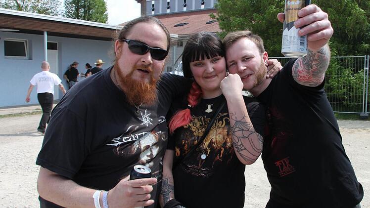 Christian, Elli und Matthias (von links) besuchen ihr erstes Ragnarök Festival.  Foto: Marc Tussetschläger