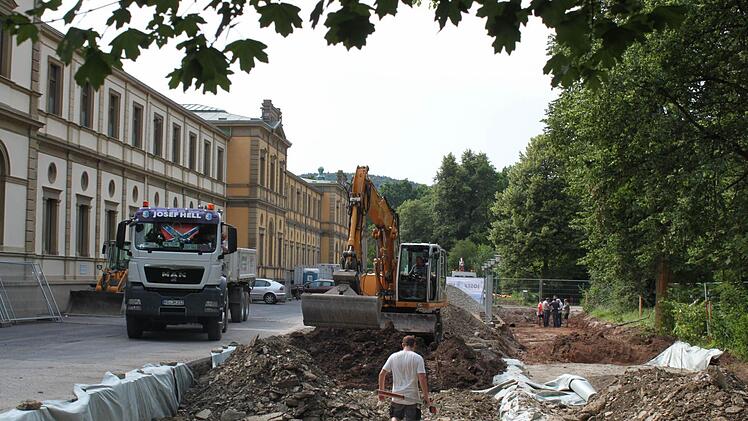 Entlang der Westfassade werden die Stellflächen als Baustraße genutzt.