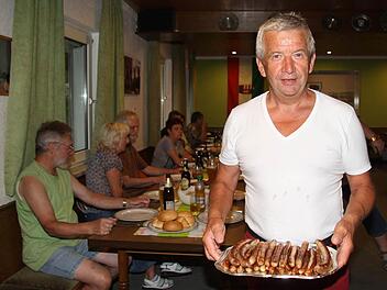 Der Windischenhaiger Gastwirt Georg Vetter kredenzt beim Partneraustausch Kulmbacher Bratwürste mit Kraut. Fotos: Sonja Adam