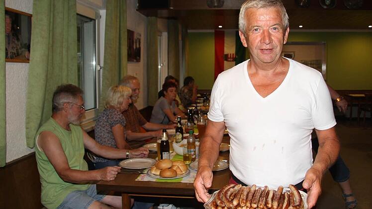 Der Windischenhaiger Gastwirt Georg Vetter kredenzt beim Partneraustausch Kulmbacher Bratwürste mit Kraut. Fotos: Sonja Adam
