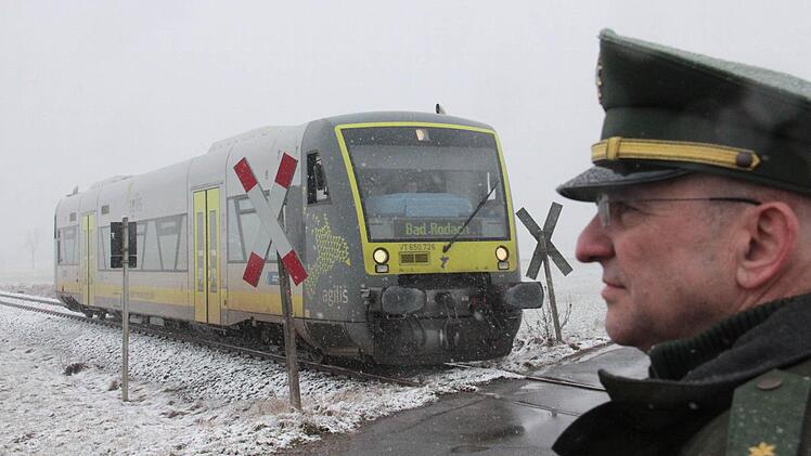 Robin Buß, stellvertretrender Dienststellenleiter der Polizeiinspektion Coburg, am Bahnübergang bei Beuerfeld: Hier und andernorts hat es im vergangenen Jahr gekracht - weil Autofahrer nsich nicht die Zeit nahme, zu schauen, ob sich ein Zug nähert, vermutet die Polizei.