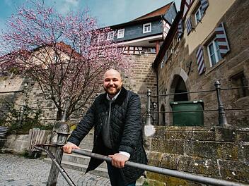 Jonas Geissler mitten in seiner Heimatstadt Kronach, die er sich bald barrierefreier wünscht. Foto: Hendrik Steffens