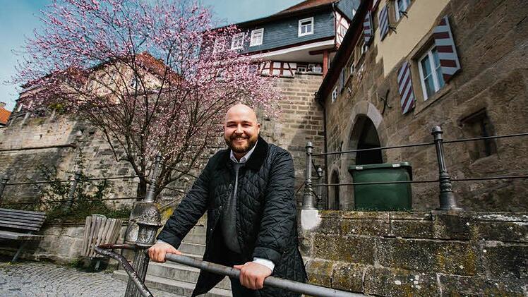 Jonas Geissler mitten in seiner Heimatstadt Kronach, die er sich bald barrierefreier wünscht. Foto: Hendrik Steffens