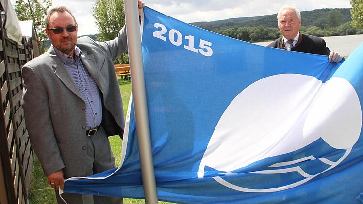 Hissen die "Blaue Flagge" (von links): Gemeindemitarbeiter Detlef Sperlich, Bürgermeister Helmut Fischer und Anne Schmitt vom Flussparadies Franken.  Foto: Gerda Völk