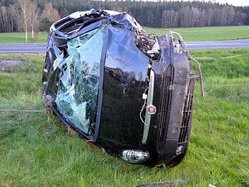 Schwer verletzt wurden zwei Insassen dieses Fahrzeugs bei einem Zusammenstoß auf der B 286 bei Albertshausen. Im anderen beteiligten Fahrzeug gab es einen Leichtverletzten. Foto: Peter Rauch