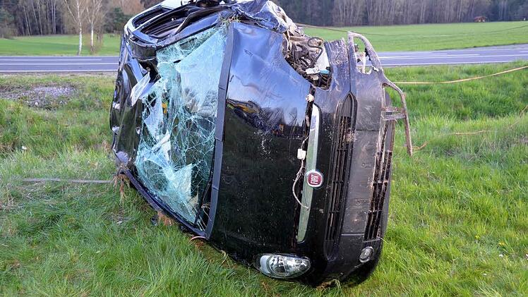 Schwer verletzt wurden zwei Insassen dieses Fahrzeugs bei einem Zusammenstoß auf der B 286 bei Albertshausen. Im anderen beteiligten Fahrzeug gab es einen Leichtverletzten. Foto: Peter Rauch