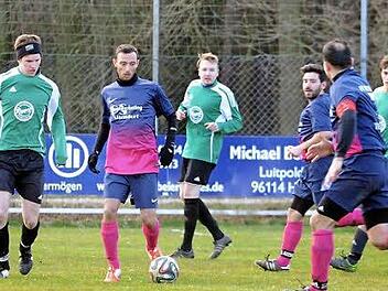 Die Kreisklassenzugehörigkeit der DJK Schnaid/Rothensand (hier im Spiel gegen Wacker Trailsdorf) erreichte in diesem Jahr ihre Volljährigkeit. Mit einem Sieg gegen Bischberg will die Mannschaft den Abstieg vermeiden. Im Falle einer Niederlage müsste die DJK in einem weiteren Relegationsduell ran. Foto: Picturedreams