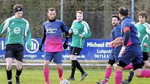 Die Kreisklassenzugehörigkeit der DJK Schnaid/Rothensand (hier im Spiel gegen Wacker Trailsdorf) erreichte in diesem Jahr ihre Volljährigkeit. Mit einem Sieg gegen Bischberg will die Mannschaft den Abstieg vermeiden. Im Falle einer Niederlage müsste die DJK in einem weiteren Relegationsduell ran. Foto: Picturedreams