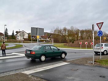 Den Kreisverkehr an der Ortseinfahrt zu Aschach gibt es nun schon einige Monate. Bei Autofahrern und Fußgängern kommt das Bauwerk durchweg gut an. Unfälle haben sich bisher auch nur ganz wenige ereignet. Allerdings werden noch oft die Blinker falsch gesetzt.  Foto: Kathrin Kupka-Hahn