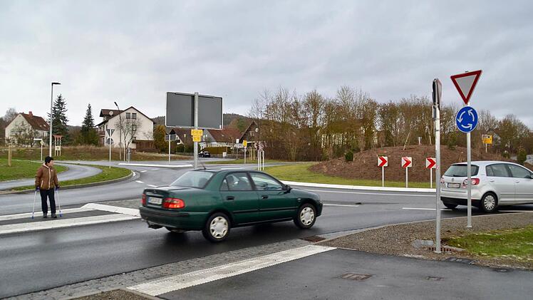 Den Kreisverkehr an der Ortseinfahrt zu Aschach gibt es nun schon einige Monate. Bei Autofahrern und Fußgängern kommt das Bauwerk durchweg gut an. Unfälle haben sich bisher auch nur ganz wenige ereignet. Allerdings werden noch oft die Blinker falsch gesetzt.  Foto: Kathrin Kupka-Hahn