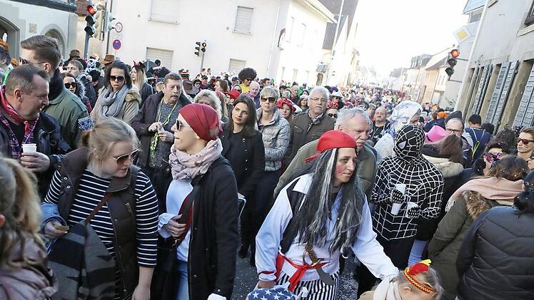 So viele Besucher wie noch nie kamen, um den Gaudiwurm zu sehen.Foto: Barbara Herbst