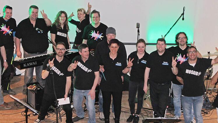 Zusammen stark: Band- und Crew-Mitglieder nach einem Mosaik-Auftritt Anfang 2017. Foto: Diana Fuchs