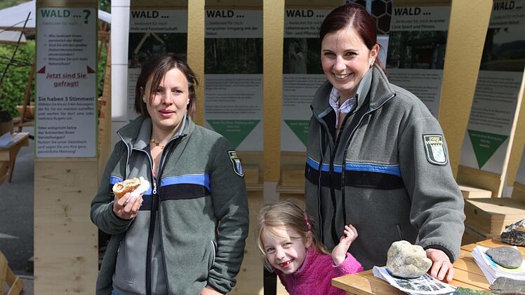 Die Frauen von der Forstverwaltung gaben Auskünfte zum Thema Wald.