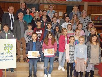 Die beiden Siegerklassen des Wettbewerbs, die Klasse 4a (vorn) und die Klasse 7 (hinten)  Foto: Thomas Micheel