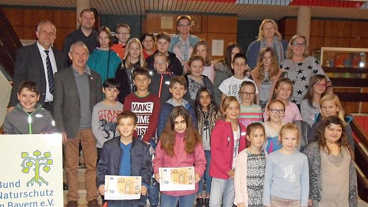 Die beiden Siegerklassen des Wettbewerbs, die Klasse 4a (vorn) und die Klasse 7 (hinten)  Foto: Thomas Micheel