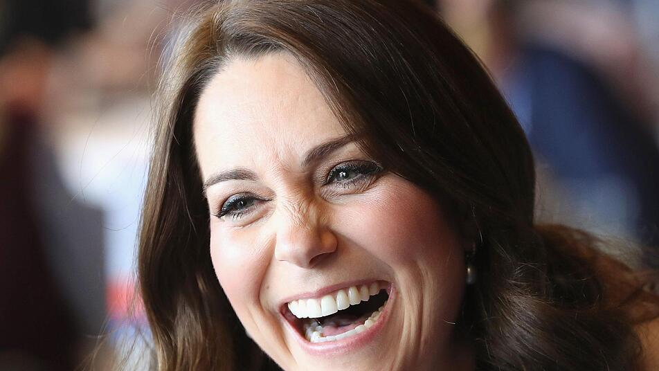 Herzogin Kate liegt in den Wehen. Vor der Klinik warten Hunderte Journalisten und Royal-Fans darauf, einen ersten Blick auf das Baby zu werfen. Wird das dritte Kind von Prinz William und seiner Frau ein Junge oder ein M&auml;dchen?  Foto: Chris Jackson/Getty Pool/AP/dpa