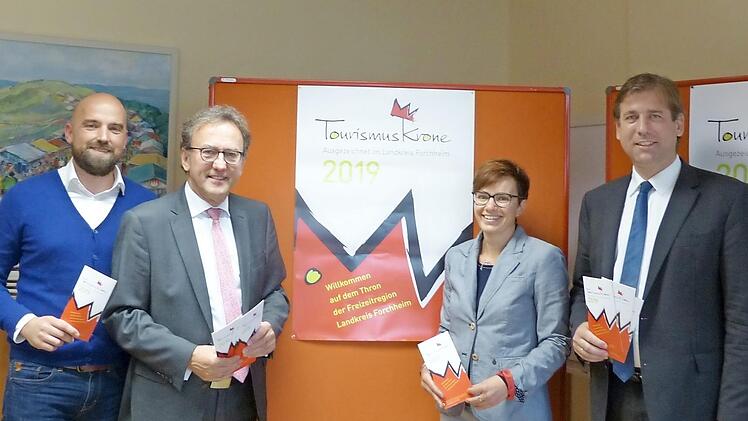 Matthias Helldörfer von der Tourismuszentrale, Sparkassenvorstand Ewald Maier, Sylvia Auersberg von der Cima und Landrat Hermann Ulm (v. l.) präsentierten die "Tourismus-Krone". Foto: Pauline Lindner