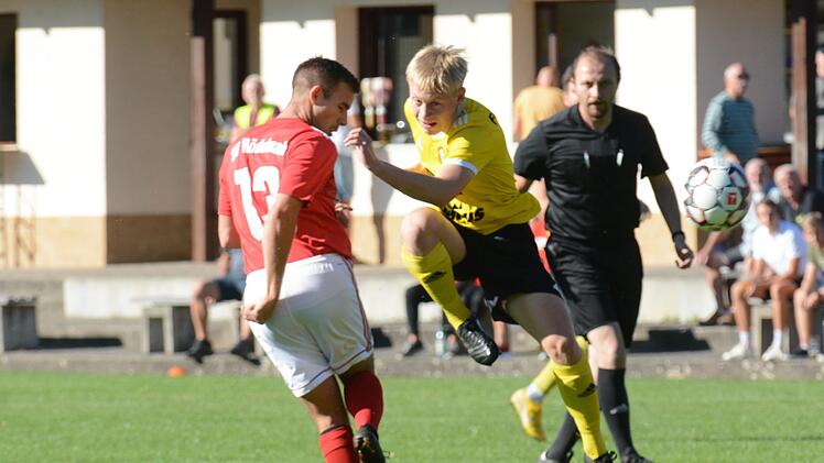 Dieser dynamische Abschluss von David Betz aus dem Hinspiel gegen den SV R&ouml;delmaier war letztlich reine Makulatur, denn vom Platz gingen die Frankonen als 2:6-Verlierer. Entsprechend gro&szlig; sollte die Motivation vor dem R&uuml;ckspiel sein. Foto: ssp