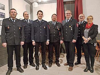 Unser Foto zeigt Kommandant Dominik Englert (von links), Vorsitzenden Markus Terwart, 2. Kommandanten Yannik Grünewald, den scheidenden 2. Kommandanten Volker Mauer, Benno Gock (Auszeichnung für 40 Jahre Feuerwehrdienst), Kreisbrandmeister Holger ...