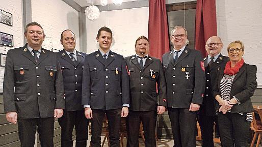 Unser Foto zeigt Kommandant Dominik Englert (von links), Vorsitzenden Markus Terwart, 2. Kommandanten Yannik Grünewald, den scheidenden 2. Kommandanten Volker Mauer, Benno Gock (Auszeichnung für 40 Jahre Feuerwehrdienst), Kreisbrandmeister Holger ...