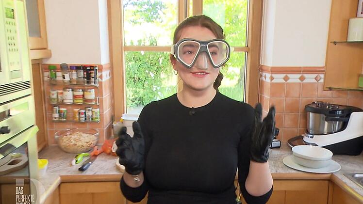 Pias beste Freundin und Schnippelhilfe Nina (19) schützt die Augen beim Zwiebelschneiden auf ihre eigene Weise.