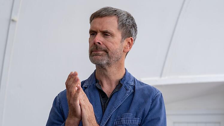 Der Tanzlehrer und Weinh&auml;ndler Ferdinand Waller (Matthias Matschke) ist zufrieden, wie die von ihm geplante Veranstaltung l&auml;uft.