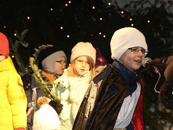 Der kleine Sterntaler gab auf seiner Reise all seine Kleider und Habseligkeiten ab.  Foto: Michael Busch