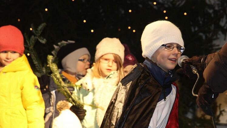 Der kleine Sterntaler gab auf seiner Reise all seine Kleider und Habseligkeiten ab.  Foto: Michael Busch