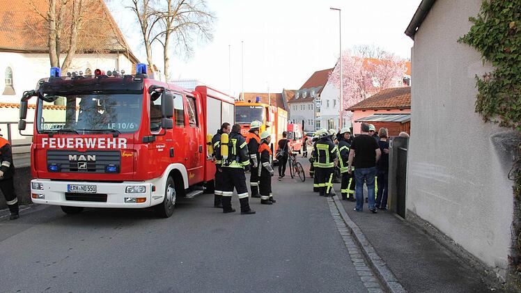 Zwei Feuerwehren rückten am Sonntagnachmittag nach Niederndorf aus.  Foto: Andreas Brandl
