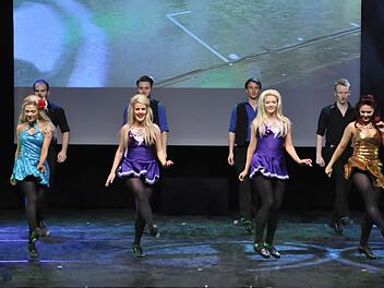 Tänzer, die blitzschnell über die Bühne wirbeln und dabei im rasanten Tempo ihre Tänze vorführen, das ist die Gruppe "Dance Masters" mit "Irish Dance".  Foto: Peter Klopf