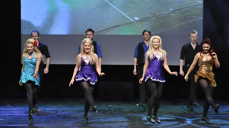 Tänzer, die blitzschnell über die Bühne wirbeln und dabei im rasanten Tempo ihre Tänze vorführen, das ist die Gruppe "Dance Masters" mit "Irish Dance".  Foto: Peter Klopf