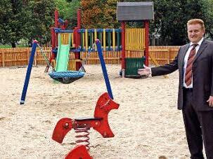 Der Spielplatz an der Weichtunger Straße in Maßbach wurde von der Gemeinde für 12 000 Euro auf Vordermann gebracht. Bürgermeister Matthias Klement freut sich darüber.  Foto: Dieter Britz
