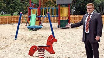 Der Spielplatz an der Weichtunger Straße in Maßbach wurde von der Gemeinde für 12 000 Euro auf Vordermann gebracht. Bürgermeister Matthias Klement freut sich darüber.  Foto: Dieter Britz
