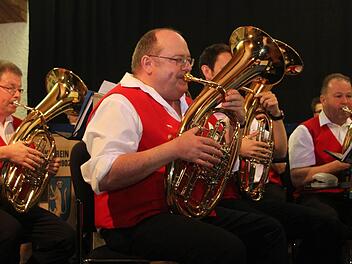 Der Kasendorfer Musikverein hat sich auf böhmische Blasmusik in allen Variationen festgelegt: Polka, Märsche, Walzer und Heimatlieder - das Publikum beim Frühlingskonzert ist begeistert. Foto: Sonja Adam