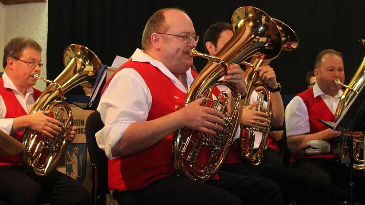 Der Kasendorfer Musikverein hat sich auf böhmische Blasmusik in allen Variationen festgelegt: Polka, Märsche, Walzer und Heimatlieder - das Publikum beim Frühlingskonzert ist begeistert. Foto: Sonja Adam