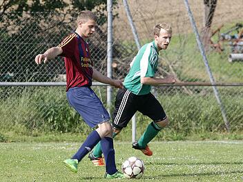 Die Flanke des Gunzendorfers Johannes Nüsslein (vorne) verwertet sein Bruder Michael zum 1:0-Führungstreffer; hinten der Heiligenstadter Philipp Reichenberg. Fotos: sportpress
