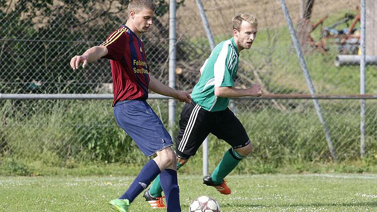 Die Flanke des Gunzendorfers Johannes Nüsslein (vorne) verwertet sein Bruder Michael zum 1:0-Führungstreffer; hinten der Heiligenstadter Philipp Reichenberg. Fotos: sportpress