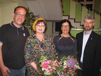 Das EBW zeichnete drei Kirchengemeinden für ihre Verdienste um die evangelische Erwachsenenbildung aus. Die Preise nahmen (von links) Norbert Pieschel (St. Lukas Coburg/Ketschendorf), Erika Kienel (Coburg Heilig Kreuz) und Hannelore Förster (Kloster-)Kirchengemeinde Sonnefeld) entgegen. Thomas Amberg gratulierte.Foto: Martin Koch
