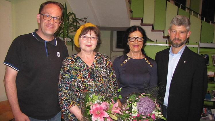 Das EBW zeichnete drei Kirchengemeinden für ihre Verdienste um die evangelische Erwachsenenbildung aus. Die Preise nahmen (von links) Norbert Pieschel (St. Lukas Coburg/Ketschendorf), Erika Kienel (Coburg Heilig Kreuz) und Hannelore Förster (Kloster-)Kirchengemeinde Sonnefeld) entgegen. Thomas Amberg gratulierte.Foto: Martin Koch