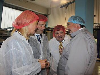 Umweltministerin Ulrike Scharf ließ sich von Bernd Hörauf (rechts) und Carl-August Heinz (Zweiter von rechts) über die Sorgen und Nöte der Glasindustrie informieren. Mit im Bild CSU-Landratskandidat Klaus Löffler.