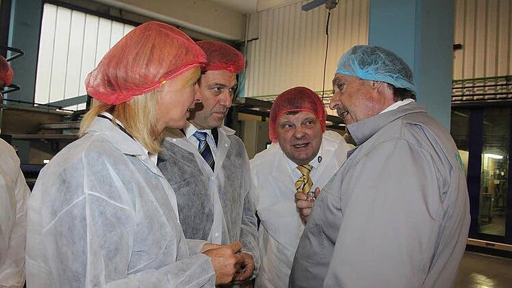 Umweltministerin Ulrike Scharf ließ sich von Bernd Hörauf (rechts) und Carl-August Heinz (Zweiter von rechts) über die Sorgen und Nöte der Glasindustrie informieren. Mit im Bild CSU-Landratskandidat Klaus Löffler.