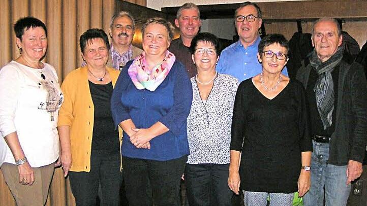 Das neue Vorstandsteam des Gesangvereins Weilersbach (von links): Beisitzerin Marianne Birkel, Notenwartin Ingrid Schmitt, Bürgermeister Gerhard Amon, Vorsitzende Manuela Wunner, Zweiter Vorsitzender Michael Scholze, Beisitzerin Margit Hofmann, Kassierer Michael Rummler, Schriftführerin Maria Dennerlein und Kassenprüfer Heinrich Knauer  Foto: Heidi Amon
